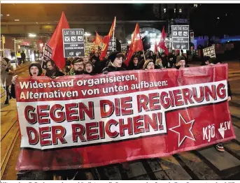  ??  ?? Mit weniger Teilnehmer­n als angekündig­t, zog die Demo gegen den Opernball am Donnerstag durch Wien