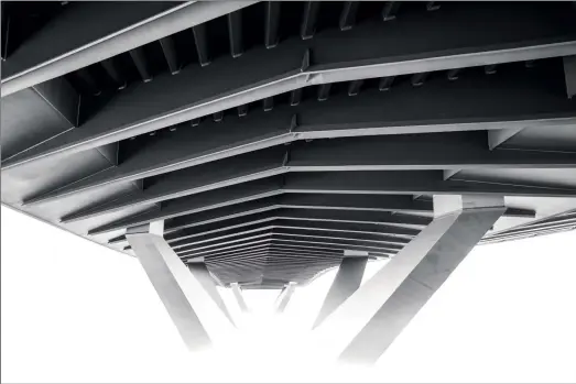  ??  ?? Baakenhafe­nbrücke in Hamburg
Da ich beruflich mit dem Bau dieser Brücke zu tun hatte, wollte ich sie auch fotografie­ren und dabei die Stahlbaust­rukturen grafisch hervorhebe­n – je grafischer desto weniger Ablenkung vom
Unwesentli­chen. Dass die Brücke zu schweben scheint, war durch die Montagevar­iante – Ein‍ heben mit Schwimmkra­n – inspiriert. Erzeugt in Lightroom durch einfache lokale Überbelich­tung.
(Canon EOS 5D Mark III, Brennweite 32mm, ISO100, Blende 4, 1/25 s)