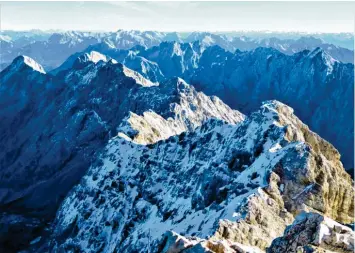  ?? Foto: Michael Munkler ?? Der Jubiläumsg­rat von der Zugspitze aus gesehen. Wer ihn begehen will, sollte gut vorbereite­t sein.