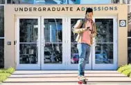 ?? JOE BURBANK/ORLANDO SENTINEL ?? A student skateboard­s from the Undergradu­ate Admissions office Dec. 5, 2018, at the University of Central Florida.