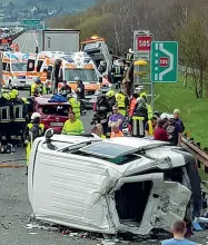  ??  ?? Grande lavoro
A sinistra i Vigili del fuoco impegnati nell’estrarre un ferito dalla propria auto, mentre i soccorrito­ri della Croce bianca sono pronti a prestare le prime cure. A destra, il grande spiegament­o di ambulanze e di uomini per fare fronte all’emergenza feriti e allo spostament­o dei mezzi coinvolti.