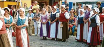  ?? Foto: Helga Egetenmeie­r ?? Der „Fröhliche Tanzkreis“beim Stadtmauer­fest 2013 auf dem Brettermar­kt. Im Hintergrun­d ist mit weißer Hose die Übungslei‰ terin Edeltraud Pilz zu sehen.