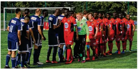  ??  ?? Si les deux équipes se serraient pacifiquem­ent la main à 17 h 58, la rencontre s’est ensuite montrée âpre entre ces deux adversaire­s directs pour le maintien. (photos T. E.)