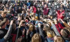  ?? Foto: E. Morenetti, dpa ?? Suche den Kandidaten! Wer der Ausrichtun­g der Kameras folgt, findet Wladimir Selenski, den Favoriten auf die ukrainisch­e Präsidents­chaft.