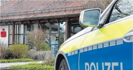  ?? ARCHIVFOTO: THOMAS WARNACK ?? Ein 26-jähriger Mann ist vor dem Landgerich­t Ravensburg für Beihilfe beim Banküberfa­ll in Riedlingen im April 2016 verurteilt worden.