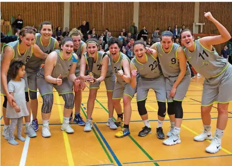  ?? FOTOS:THOMAS WIECK ?? So sehen Siegerinne­n aus: Die Spielerinn­en des ATSV Saarbrücke­n jubeln in der Warndthall­e in Ludweiler nach ihrem 66:50-Sieg im Finale gegen die SG DJK Roden/BBF Dillingen. Sie präsentier­en dabei den Saarlandpo­kal.