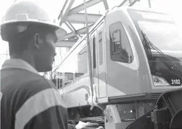  ?? INTERAKSYO­N.COM ?? Workers assemble an MRT coach.