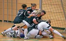  ?? FOTO: THOMAS WIECK ?? Die Dirminger Spielerinn­en bejubeln ihren Sieg beim Hallenmast­ers der Frauen an der Saarbrücke­r Sportschul­e.