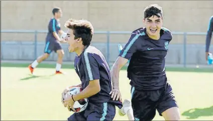  ?? FOTO: FCB ?? Riqui Puig y Rafa Mujica bromean durante un entrenamie­nto del Barça B. Ambos apuntan a titulares esta tarde