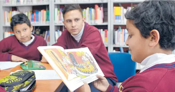  ?? SECRETARÍA DE EDUCACIÓN ?? El plan 'Leer es volar' se esta implementa­do en algunos colegios oficiales este año, la Secretaría de Educación renovó 159 biblioteca­s y entregó 82 mil libros académicos.