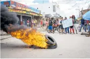  ?? CÉSAR BOLÍVAR ?? Los residentes de La Paz protestaro­n con quema de llantas y pancartas en la carrera 13 con calle 100.