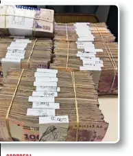  ??  ?? Los fajos de dinero hallados en el interior de la caja fuerte de la Comisaría 1° de La Plata. Según Asuntos Internos, no se pudo explicar su origen.                 