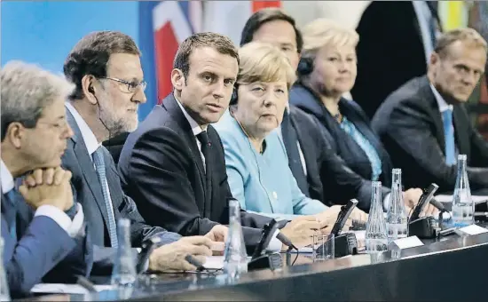  ?? MICHAEL SOHN / AP ?? Gentiloni, Rajoy, Macron, Merkel, Rutte, Solberg y Tusk, ayer en la rueda de prensa en la Cancillerí­a, en la que también estaba Juncker