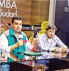  ??  ?? El alcalde José María Leyes junto al secretario de Atención al Ciudadano, J. Miguel Padilla.
