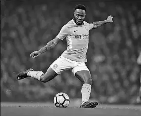  ??  ?? Raheem Sterling heeft behoorlijk indruk gemaakt op Tony Cascarino, oud-speler van onder meer Chelsea en Olympique Marseille. Hij vindt dat Sterling tot de beste vijf voetballer­s van de wereld behoort. (Foto: Goal)