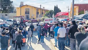  ?? IVET PASQUEL ?? Parientes y
amistades lo acompañaro­n con un evidente dolor