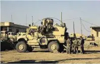  ??  ?? US Army soldiers and their vehicle south of Mosul
