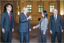  ??  ?? El presidente peruano Pedro Pablo Kuczynski y la líder de Fuerza Popular, Keiko Fujimori, hablaron ayer con la prensa tras su reunión en Lima.