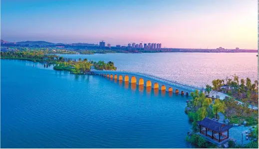  ??  ?? Left: Nanhu Wetland Park, transforme­d from a 5-square-kilometer area of subsidence in Huaibei, Anhui province, is expected to be listed as a national scenic spot soon. Right: Xia