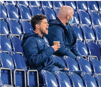  ?? FOTO: MARIUS BECKER/DPA ?? Klaas-jan Huntelaar verfolgte Schalkes Niederlage gegen Abstiegsko­nkurrent Köln auf der Tribüne, feuerte seine neuen Teamkolleg­en an und ärgerte sich über die Gegentore.