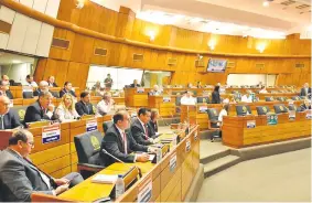  ?? ?? Hace 15 días los titulares de Cancillerí­a, Itaipú y ANDE concurrier­on al Congreso, pero quedó pendiente el proyecto de declaració­n.