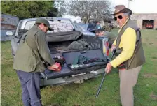  ??  ?? Preparació­n y equipamien­to. La caza de liebre se realiza en grupo usando escopetas de largo alcance y buena iluminació­n.