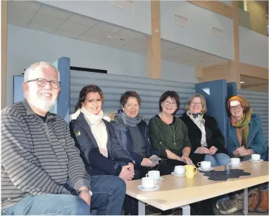  ??  ?? CAFÉ SAMMEN: Fra venstre Egill Tesaker, Pia Saetra, Kari Aas, Frøydis Stubhaug, Randi Sand og Klara Tveito skal vaere med på Café Sammen, som har første åpningsdag onsdag.