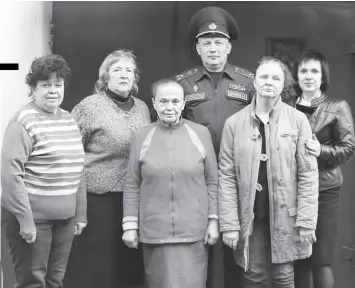  ?? ?? Фото на память о встрече с Марией Федоровной Козырь (в центре).
