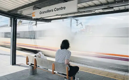  ?? GiG onMÉNEZ ?? La víctima asseguda a l’andana de l’estació de tren a Granollers, on van tenir lloc la majoria de les trobades