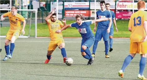  ?? FOTO: JÖRG KNAPPE ?? Waldniels Alexander Stricker marschiert mit dem Ball durchs Mittelfeld, dahinter schaut Robin Hürckmanns zu.