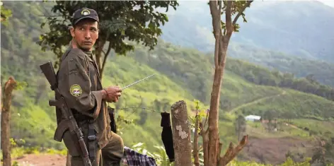  ?? FOTO: DPA ?? November 2016: Farc-Kämpfer wie dieser warten in ihren Camps auf den Befehl zur Entwaffnun­g. Heute sind einige wieder zurück in den Wäldern.