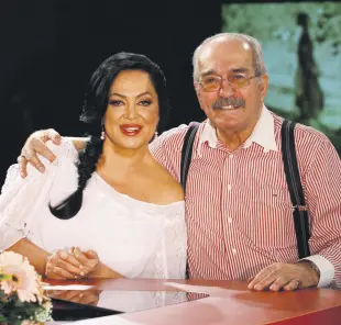  ??  ?? Fikret Hakan (R) poses with actress Türkan Şoray.