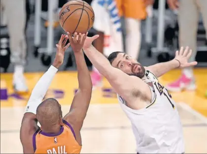  ?? / K. B. (GETTY) ?? Marc Gasol intentaba taponar a Paul en un Lakers-Suns de la última temporada.