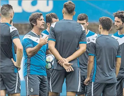  ?? FOTO: PERE PUNTÍ ?? Quique Sánchez Flores, dando instruccio­nes El técnico no duda de que su equipo está preparado para dar ‘guerra’ en el Pizjuán hoy