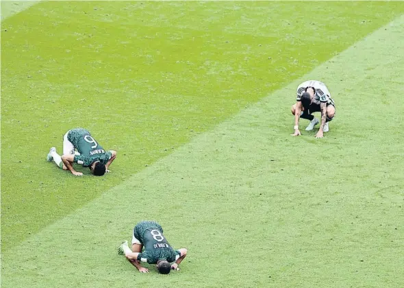  ?? ?? S’acaba el partit i dos jugadors de l’Aràbia Saudita s’agenollen i resen mentre Messi abandona el camp