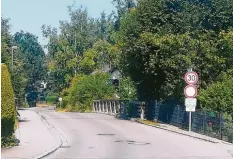  ?? Foto: Gerald Modlinger ?? Auf den Straßen in der Gemeinde Finning (das Bild zeigt die Mühlstraße) gilt fast überall Tempo 30. Wer sich nicht daran hält, muss künftig damit rechnen, geblitzt zu werden.