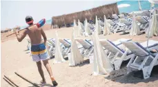  ?? FOTO: MARIUS BECKER/DPA ?? Ein Mann an einem leeren Strand in Antalya: Die Bundesregi­erung hat die Reisewarnu­ng für die Türkei teilweise aufgehoben.
