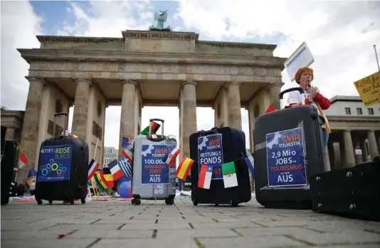  ?? FOTO: ODD ANDERSEN/LEHTIKUVA-AFP ?? ■
Anställda inom turistbran­schen demonstrer­ade i går i Berlin. De betonar vikten av ett ekonomiskt stödpaket för att rädda jobben inom den hårt drabbade turismen.