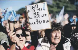  ??  ?? Argentinos rechazan la intervenci­ón del DMI al recordar las políticas de austeridad de inicios de siglo.