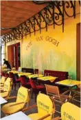  ??  ?? Sur la place du forum, le Café Van Gogh reste fidèle à la vision du grand peintre.