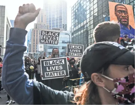  ?? CHANDAN KHANNA/AFP VIA GETTY IMAGES ?? Demonstrat­ors rally in front of the Hennepin County Government Center on March 7, where the trial of former Minneapoli­s police officer Derek Chauvin will be held.