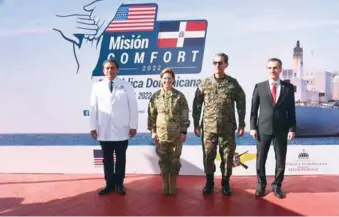  ?? EDDY VITTINI ?? Autoridade­s estadounid­enses y dominicana­s dan la bienvenida al USNS Comfort.