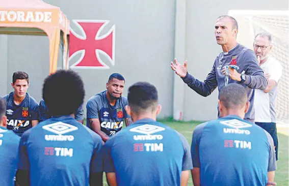  ?? PAULO FERNANDES/VASCO ?? Milton Mendes conversa com os jogadores do Vasco, em São Januário: hora de deixar o abatimento de lado e voltar a vencer atuando em casa