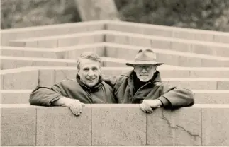  ??  ?? Fattoria di Celle. Giuliano Gori
(a sinistra), nato nel 1930, e Robert Morris, dentro il Labirinto (1982). Sotto,
1-2-32-1
Sol LeWitt, (2004)