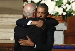  ?? FOTO: TT-AP
FOTO: YURI GRIPAS/TT-AP ?? Dåvarande president Barack Obama kramar om sin vicepresid­ent Joe Biden på Beau Bidens begravning 2015.