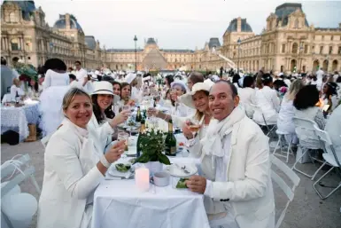  ??  ?? Les Dîners en blanc, des piquenique­s géants. Ici à Paris, en juin 2019