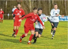  ?? Fotos: Simon Bauer ?? Die SG Feldheim-Genderking­en (in Weiß) verlor die Partie gegen den FC Zell/ Bruck.