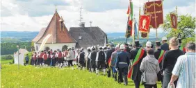  ?? FOTOS: GERHARD TEMPEL ?? Am Sonntagmor­gen ist nach dem Gottesdien­st andächtige Prozession zur Gangolfska­pelle mit der Musikkapel­le.