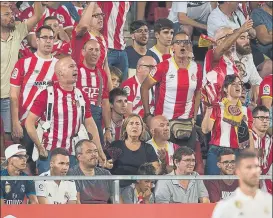  ?? FOTO: PERE PUNTÍ ?? Aficionado­s del Girona en Montilivi durante el partido contra el Madrid