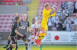  ??  ?? SELVKRITIK­K: – En offensiv keeper hadde vaert ute og plukket ballen. Jeg burde gjort det, sier Sondre Rossbach om 2-1-målet til Tromsø.